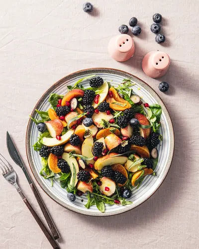 Летний салат с садовой ежевикой, гранатом, персиком и абрикосом