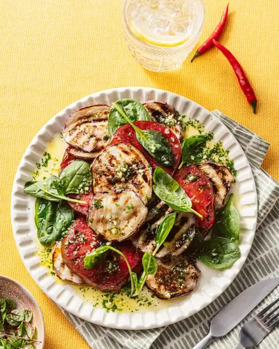 Салат с баклажанами-гриль и помидорами