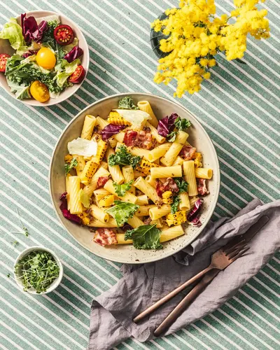 Паста с кукурузой, жареным беконом и салатными листочками