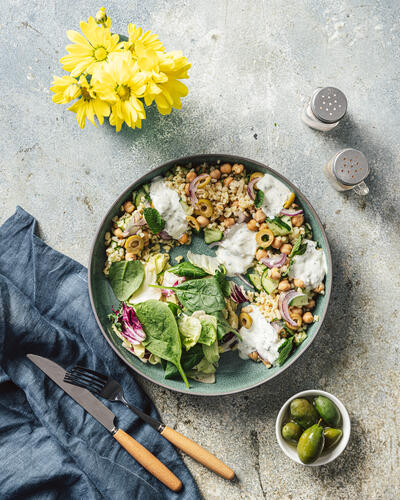Турецкий салат с нутом, булгуром и зелёным миксом 