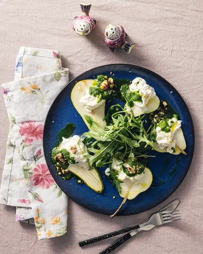 Груша со страчателлой и песто из руколы