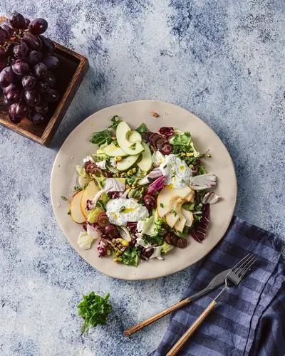 Салат с сочной грушей, яблоком, сладким виноградом и брынзой