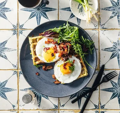 Вафли из кабачка с беконом, луком и салатным миксом 