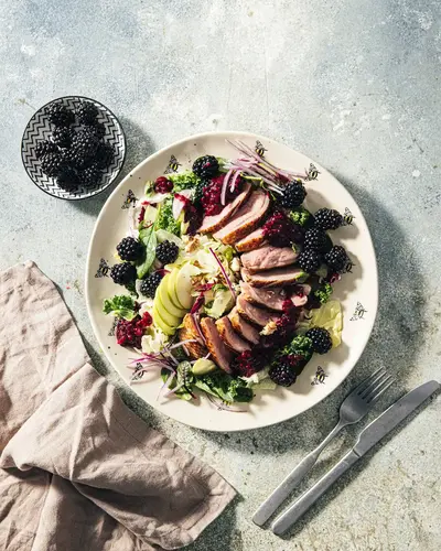 Салат с печёной утиной грудкой, ялтинским луком, сочным яблоком и грецкими орехами