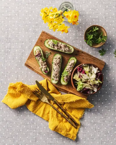 Закуска из огурца и консервированного тунца