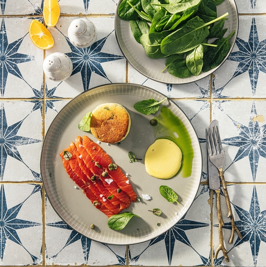 Японский панкейк со шпинатом, лососем и голландским соусом