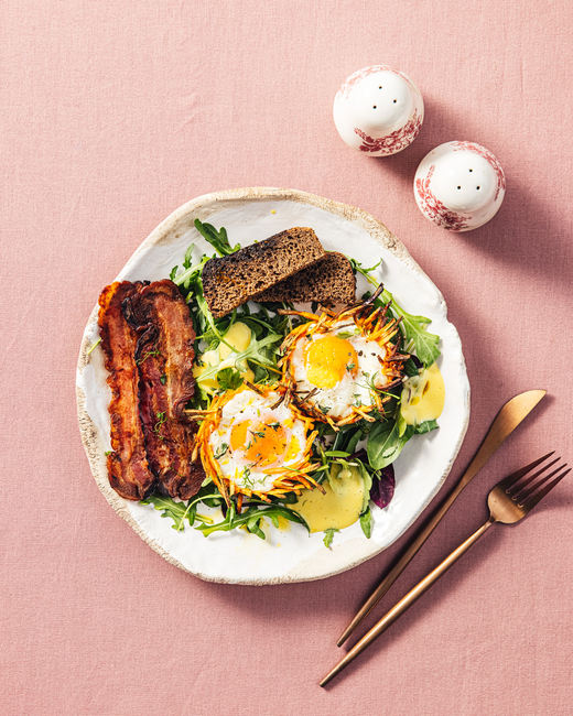 Корзиночки из батата с яйцом и салатом на завтрак