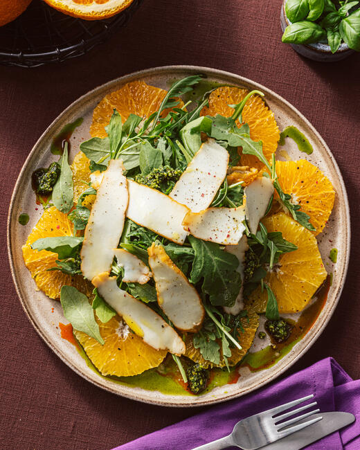 Салат с апельсинами, пикантной рукколой, песто и адыгейским копчёным сыром 